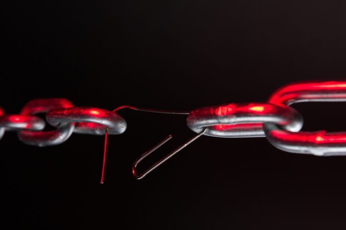 Thick,Chain,With,A,Paper,Clip,Holding,It,Together,At